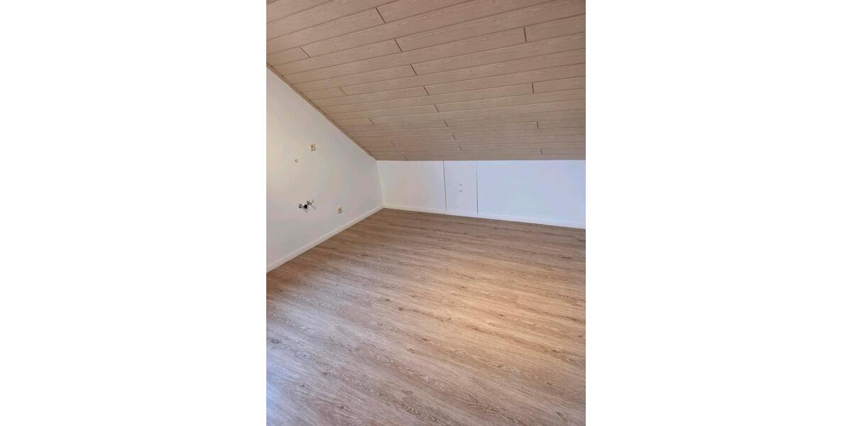 Dachgeschoßwohnung Gummersbach - 3 Zimmer, 75 m&sup2;, 750&euro; | Angebot:25862473