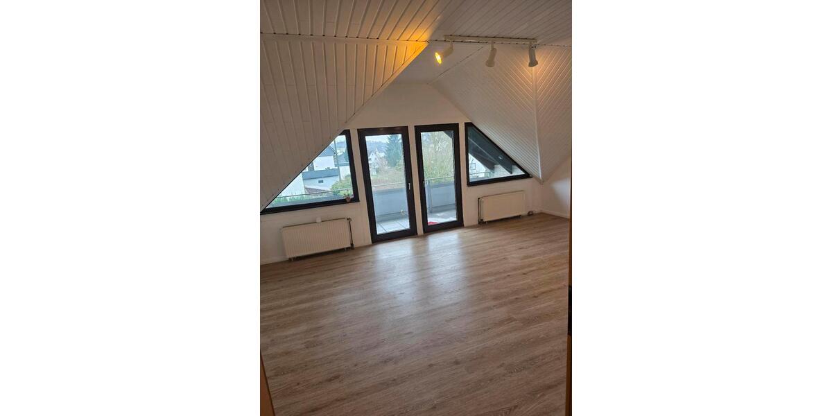 Dachgeschoßwohnung Gummersbach - 3 Zimmer, 75 m&sup2;, 750&euro; | Angebot:25862473