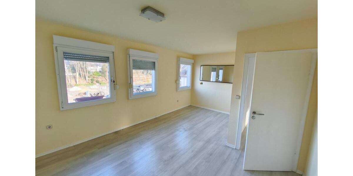 Etagenwohnung Waldbröl - 8 Zimmer, 220 m&sup2;, 1.200&euro; | Angebot:25253043