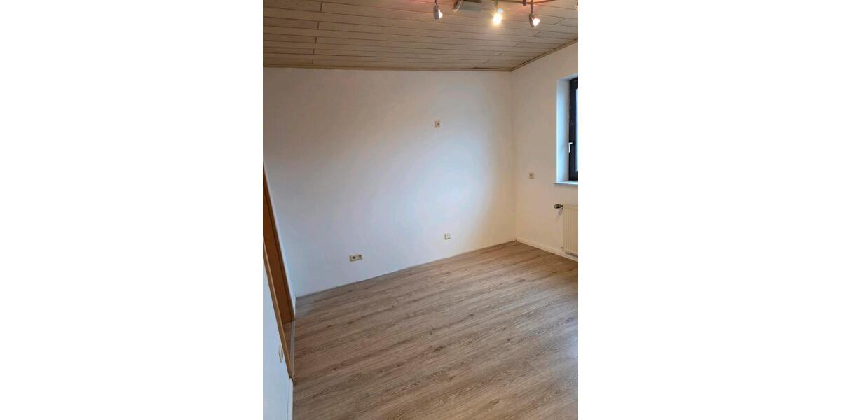 Dachgeschoßwohnung Gummersbach - 3 Zimmer, 75 m&sup2;, 750&euro; | Angebot:25862473