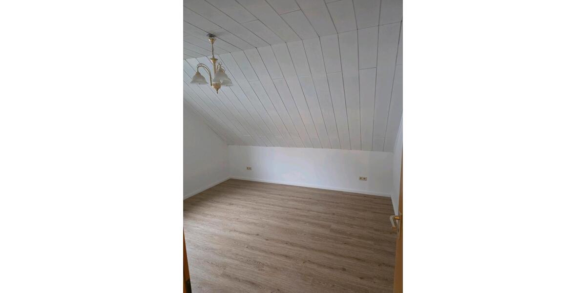 Dachgeschoßwohnung Gummersbach - 3 Zimmer, 75 m&sup2;, 750&euro; | Angebot:25862473