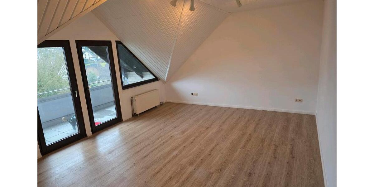 Dachgeschoßwohnung Gummersbach - 3 Zimmer, 75 m&sup2;, 750&euro; | Angebot:25862473
