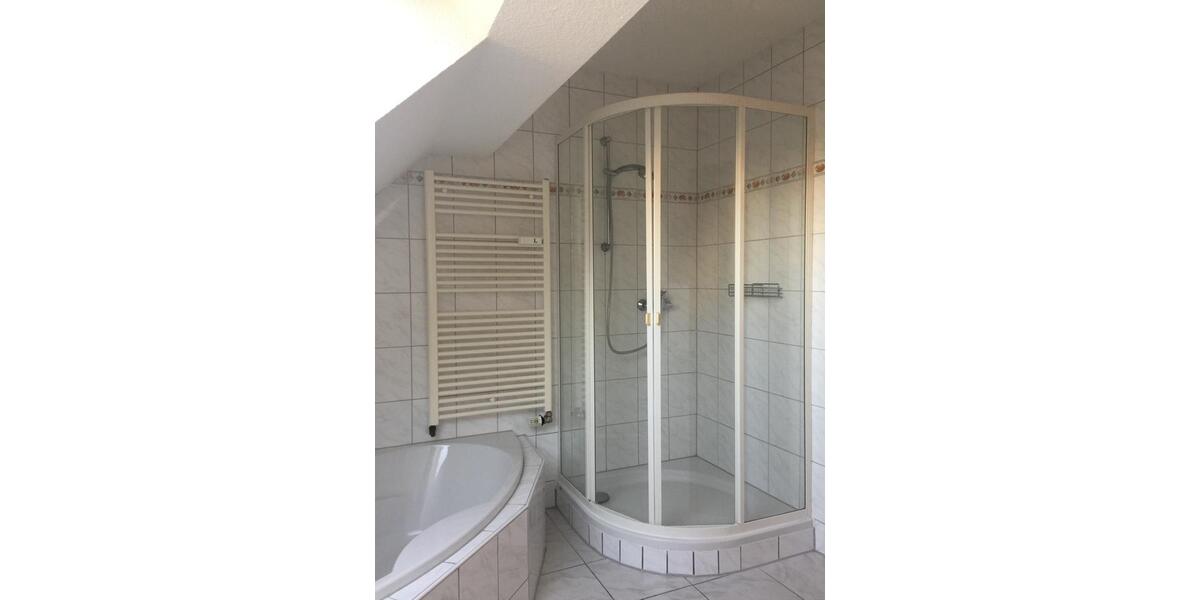Dachgeschoßwohnung Wermelskirchen - 2.5 Zimmer, 95 m&sup2;, 690&euro; | Angebot:27553729