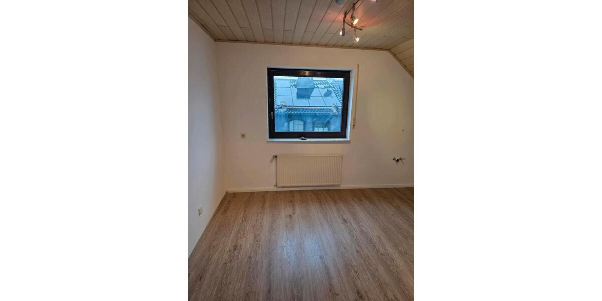 Dachgeschoßwohnung Gummersbach - 3 Zimmer, 75 m&sup2;, 750&euro; | Angebot:25862473