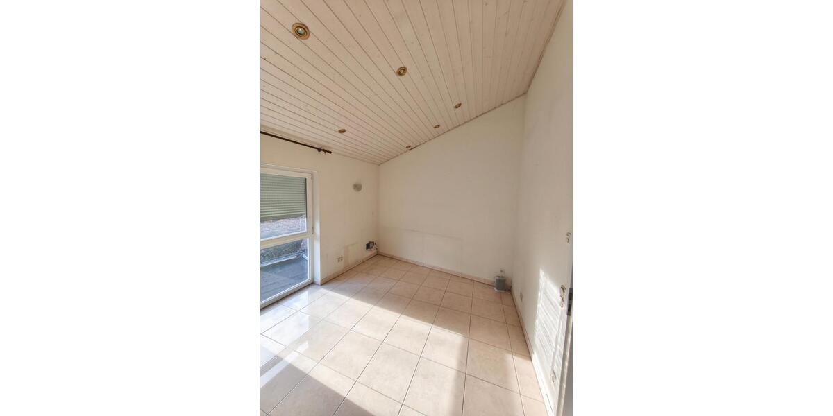 Etagenwohnung Waldbröl - 8 Zimmer, 220 m&sup2;, 1.200&euro; | Angebot:25253043