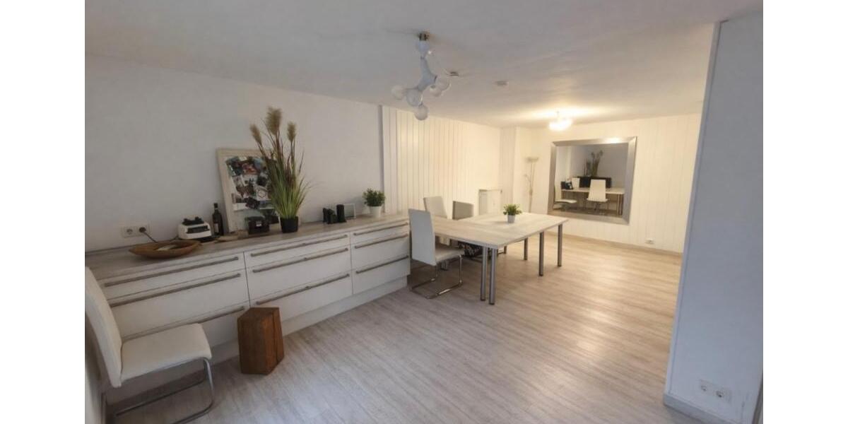 Etagenwohnung Waldbröl - 8 Zimmer, 220 m&sup2;, 1.200&euro; | Angebot:25253043
