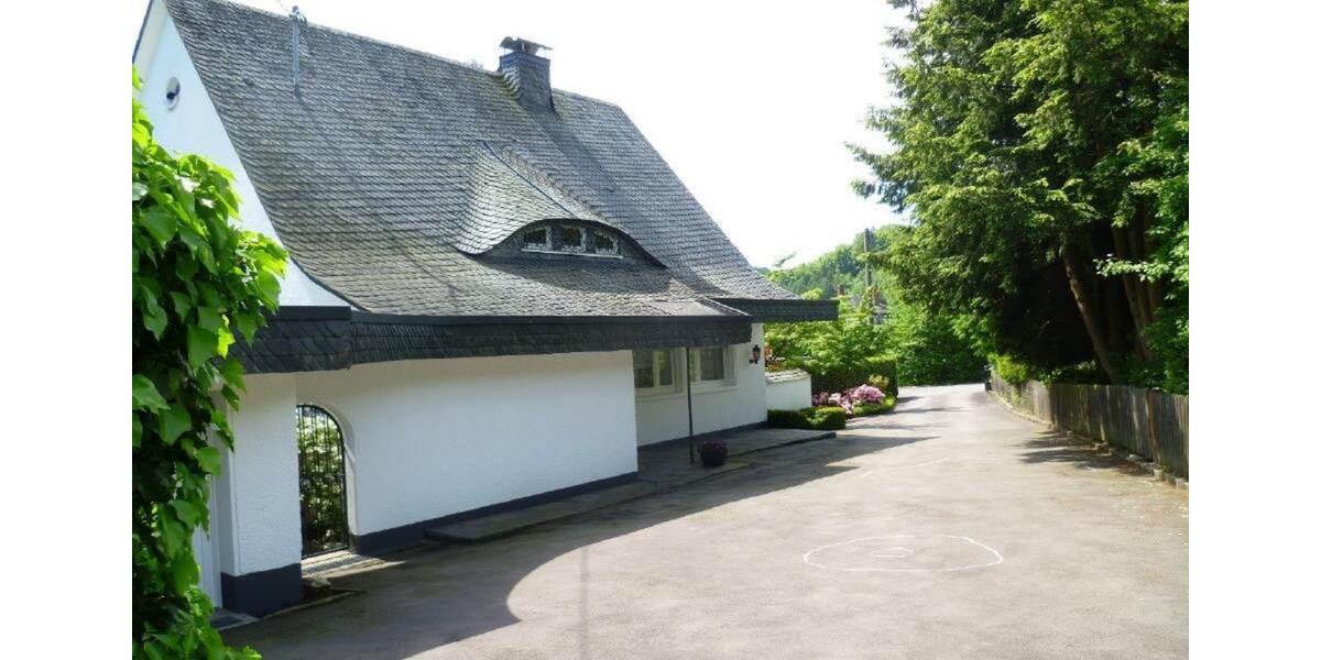 Villa Gummersbach - 6 Zimmer, 250 m&sup2;, 2.150&euro; | Angebot:25216498