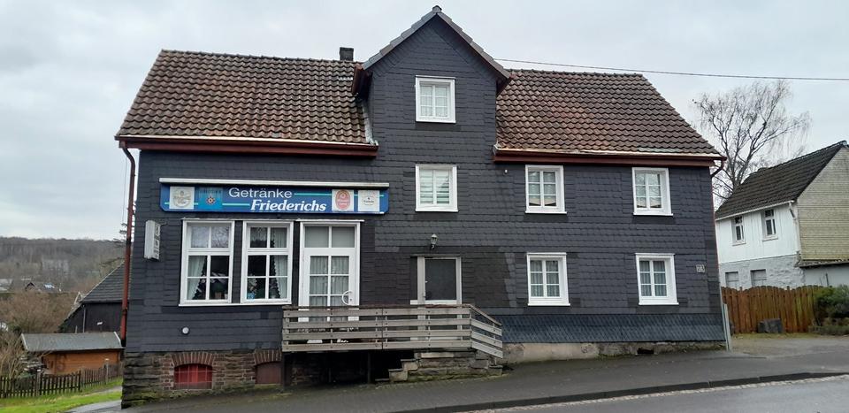 Etagenwohnung Waldbröl - 6 Zimmer, 160 m&sup2;, 1.450&euro; | Angebot:25937166