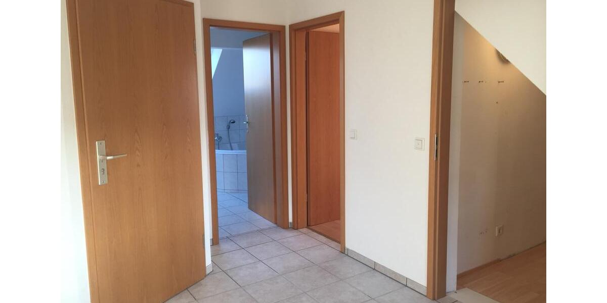 Dachgeschoßwohnung Wermelskirchen - 2.5 Zimmer, 95 m&sup2;, 690&euro; | Angebot:27553729