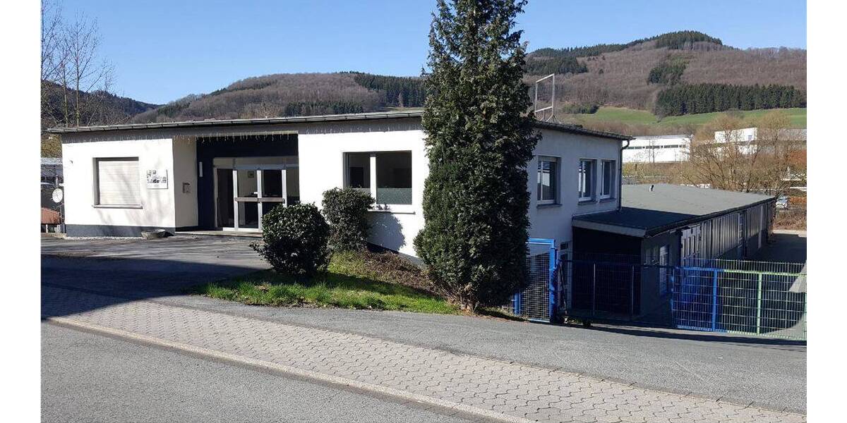 Große Gewerbehalle mit Büro und Kfz-Stellplätzen in Plettenberg - Gewerbeobjekt Plettenberg Holthausen | Angebot:24043612
