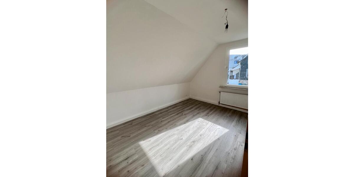 Dachgeschoßwohnung Gummersbach Berstig Süd - 3 Zimmer, 83 m&sup2;, 830&euro; | Angebot:26040287