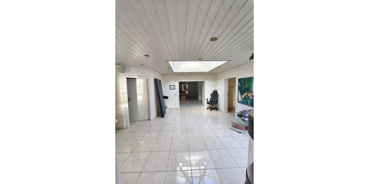 Etagenwohnung Waldbröl - 8 Zimmer, 220 m&sup2;, 1.200&euro; | Angebot:25253043