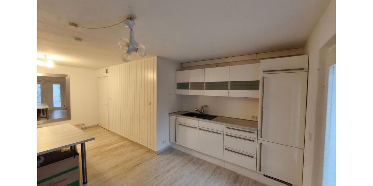 Etagenwohnung Waldbröl - 8 Zimmer, 220 m&sup2;, 1.200&euro; | Angebot:25253043