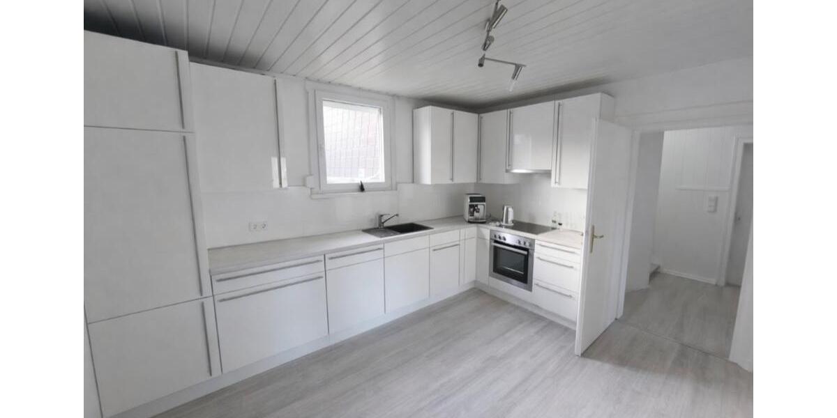 Etagenwohnung Waldbröl - 8 Zimmer, 220 m&sup2;, 1.200&euro; | Angebot:25253043