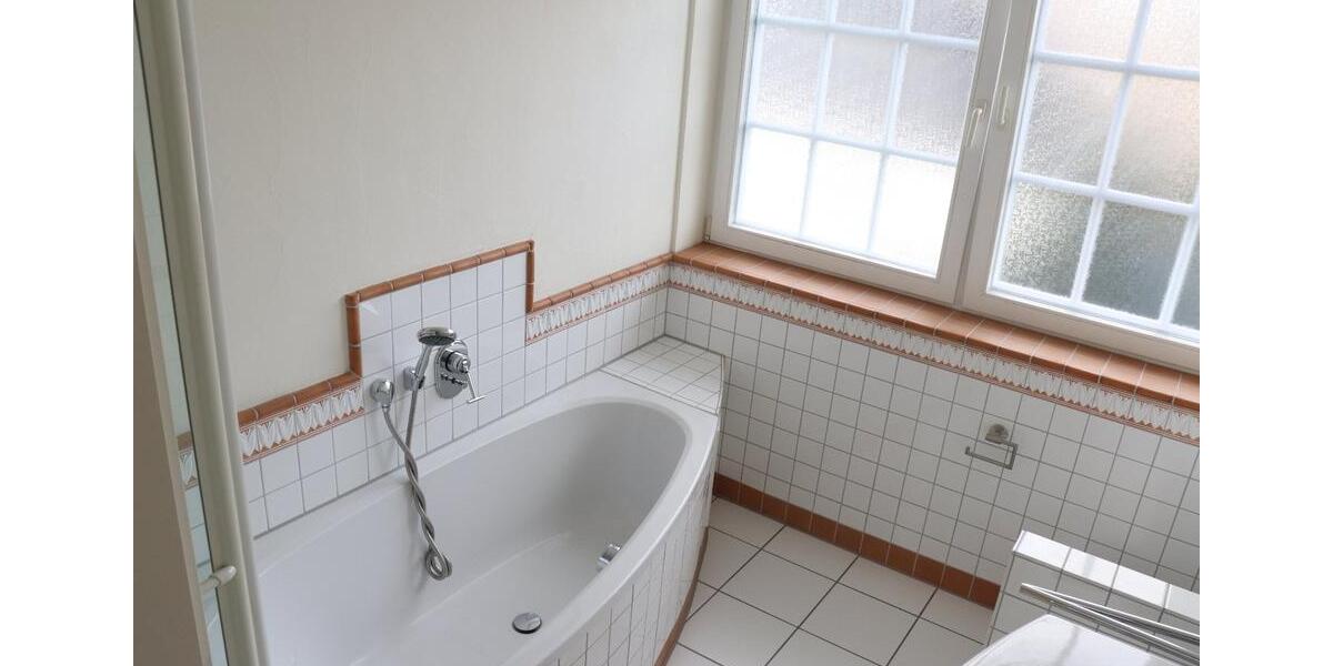 Dachgeschoßwohnung Overath - 2.5 Zimmer, 74 m&sup2;, 860&euro; | Angebot:27605581